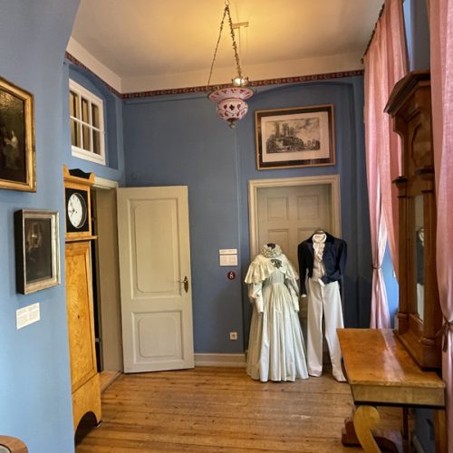 knoblauchhaus-zi1-kostueme