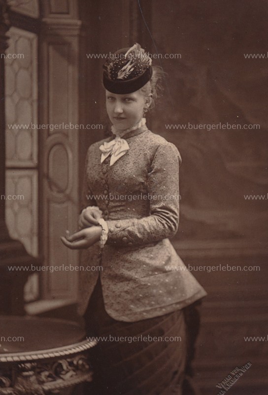 stefanie-v-belgien-portrait-hut-mit-handschuh-1879-1880-1