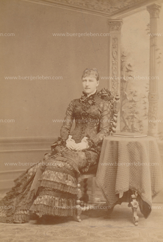 stefanie-v-belgien-portrait-sitzend-ca-1883-1