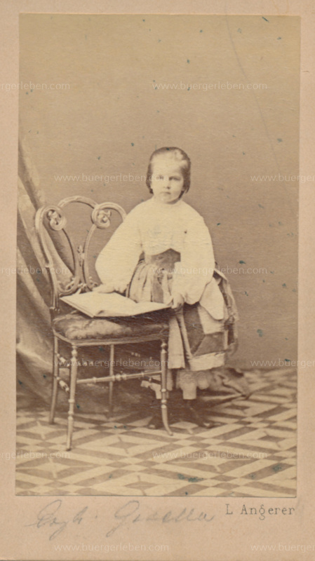 ph-gisela-klein-mit-stuhl-l.angerer-back