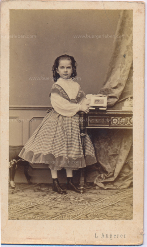 ph-gisela-mit-buch-l.angerer-back