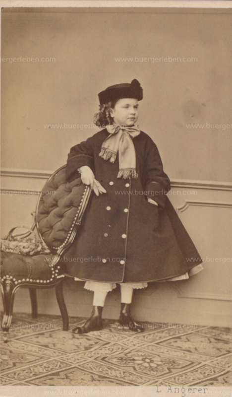 ph-gisela-mit-mantel-l.angerer