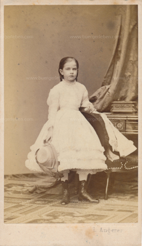 ph-gisela-mit-weissem-kleid2-back