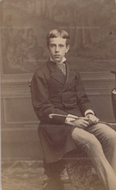 ph-rudolf-jugendlich-mit-stock-r.krziwanek-back