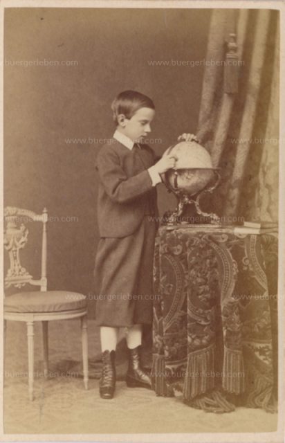 ph-rudolf-mit-globus-emil.rabending-back