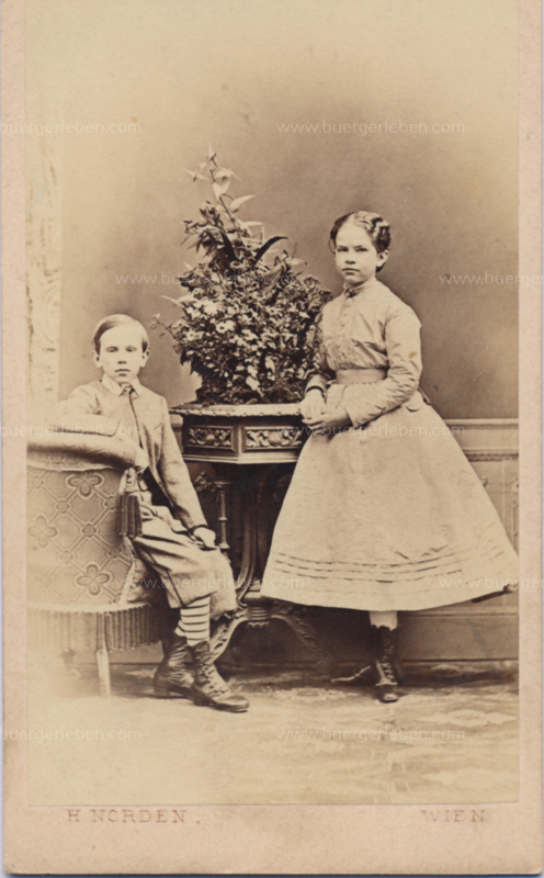 ph-rudolf-sitzend-gisela-stehend-h.norden-back