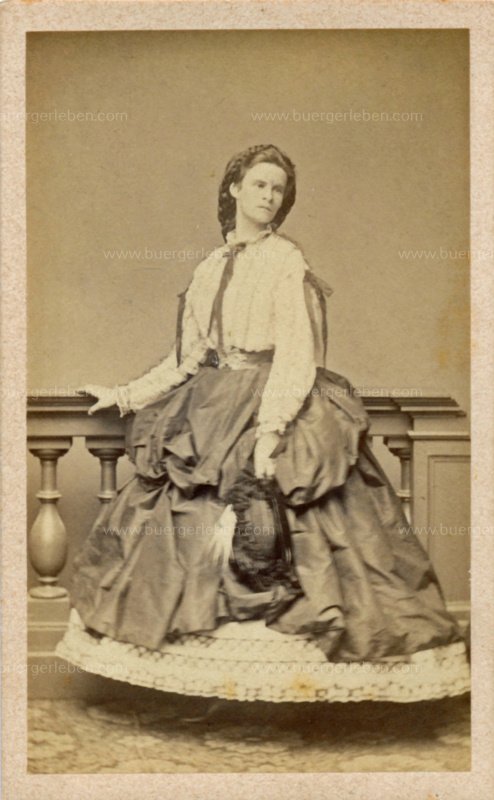 ph-sisi-sister-helene-ganzportrait-noback ph-sisi-sister-helene-ganzportrait-noback