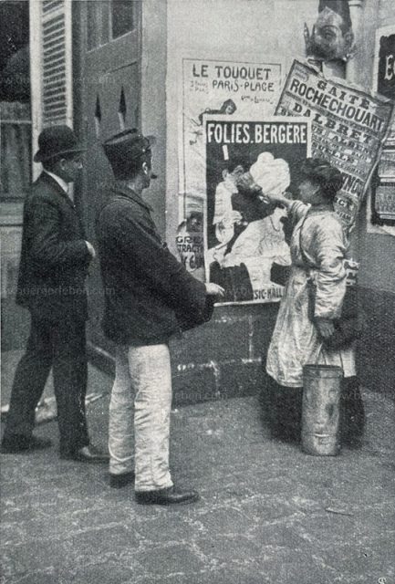 wdf_08_s.656_plakatankleberin_paris- wdf_08_s.656_plakatankleberin_paris-